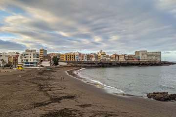 El reboso deja restos de seba en la playa de La Garita (Telde)/Antonio Rico.